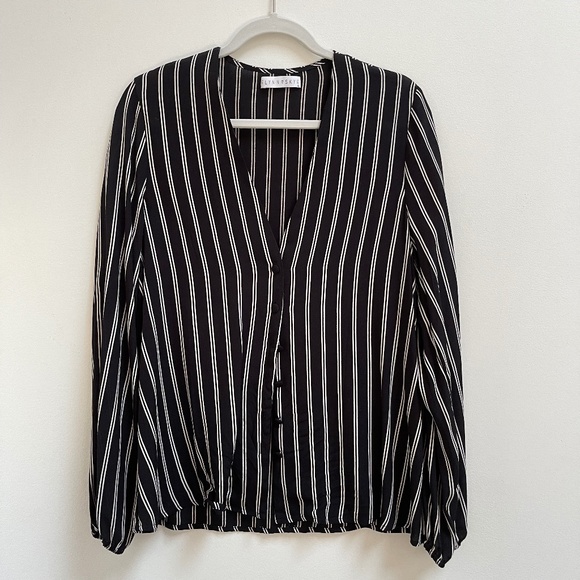 Flynn Skye Black and White Stripped V-Neck Blouse Size M - Picture 1 of 4